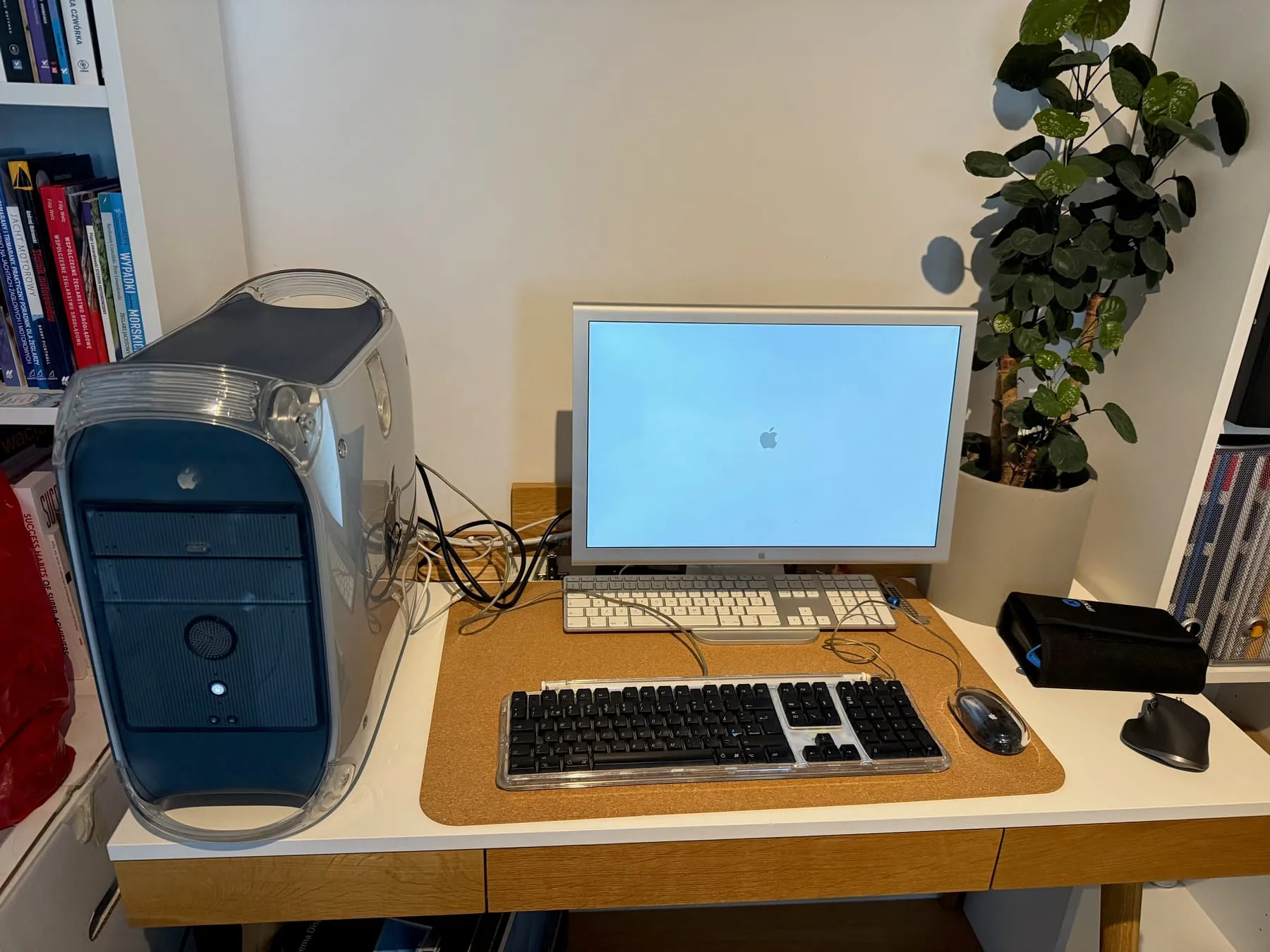 Apple Power Mac G4 667 MHz — desk setup