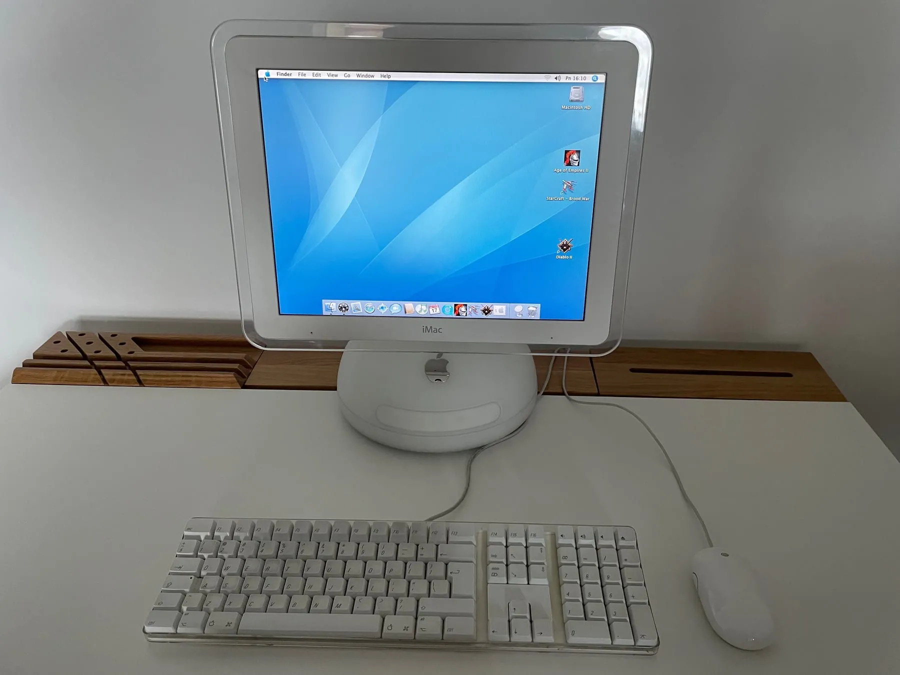 Apple iMac G4 15-inch — three quarter