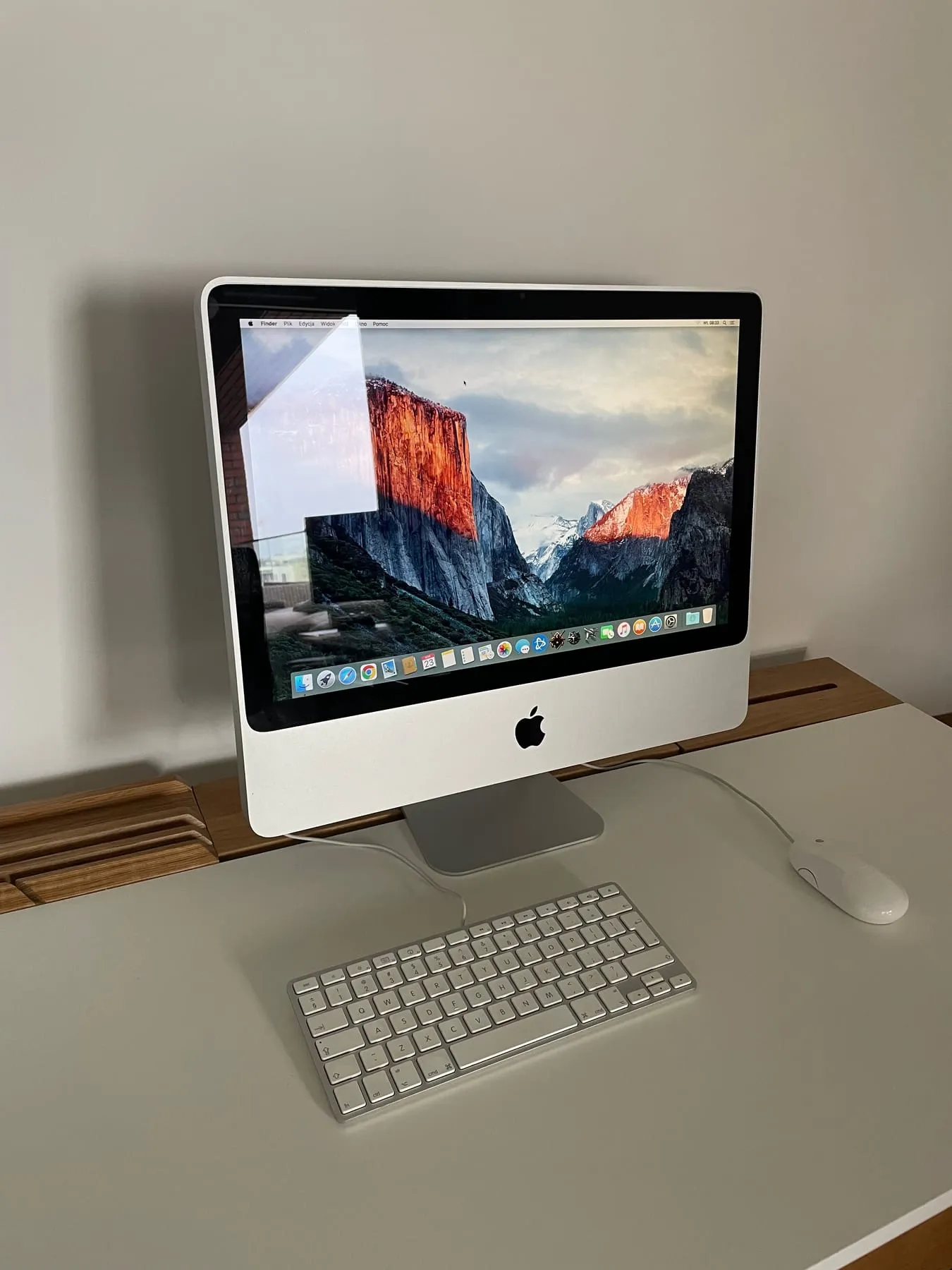 Apple iMac 20-inch (Early 2009) — three quarter