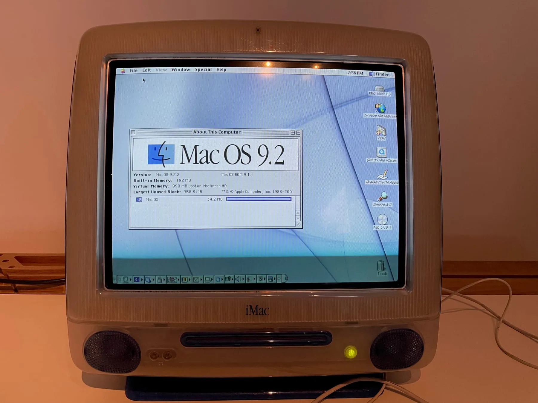Apple iMac G3 350 Indigo — crt close