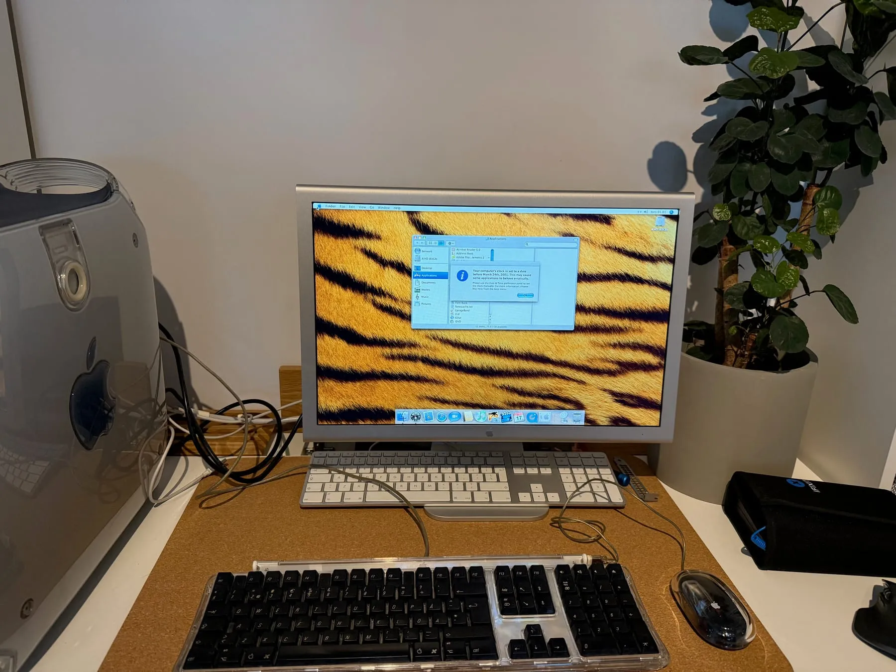 Apple Power Mac G4 667 MHz — desk wide