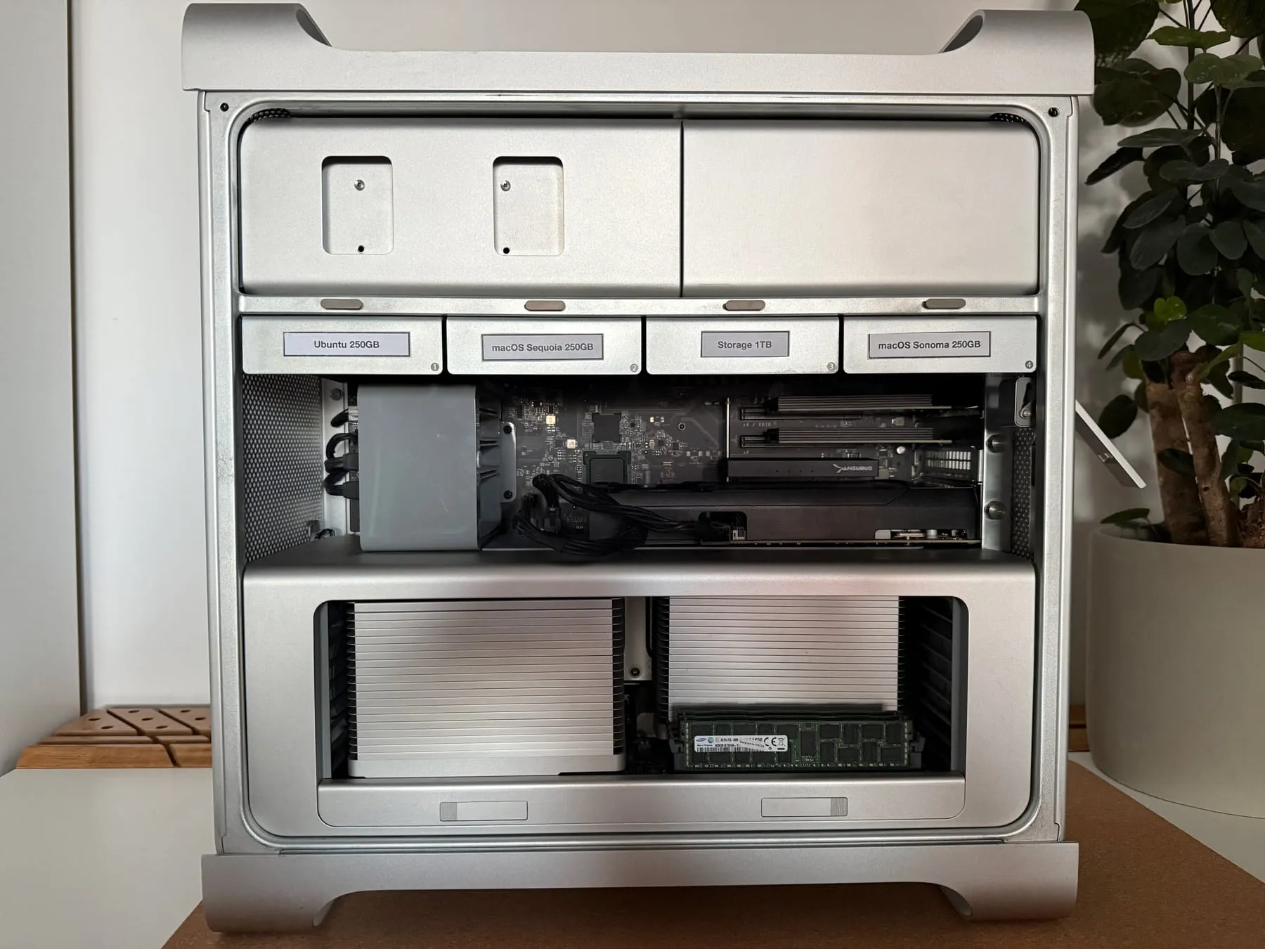 Apple Mac Pro 4,1 — interior