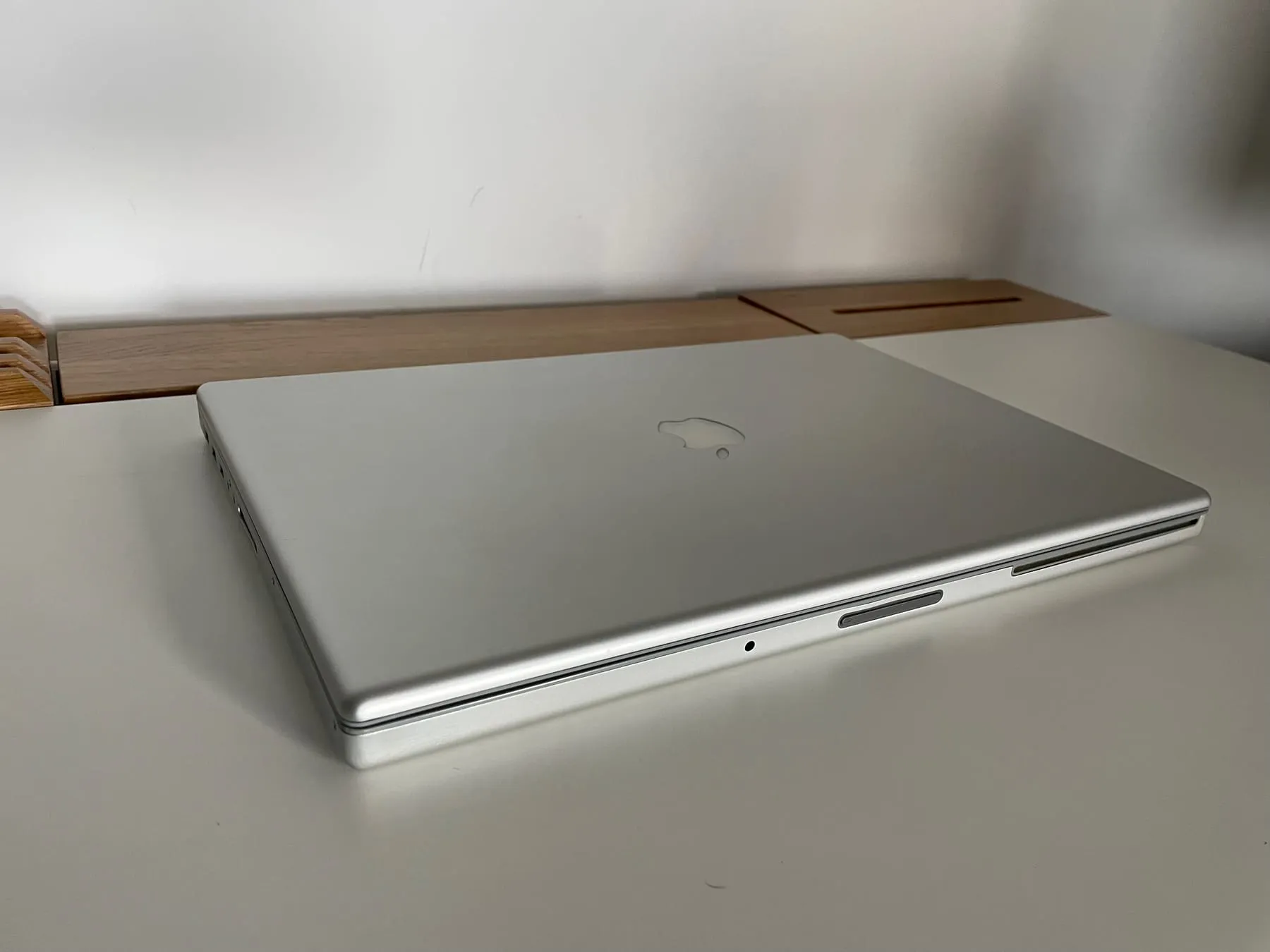 Apple MacBook Pro 17-inch — lid closed