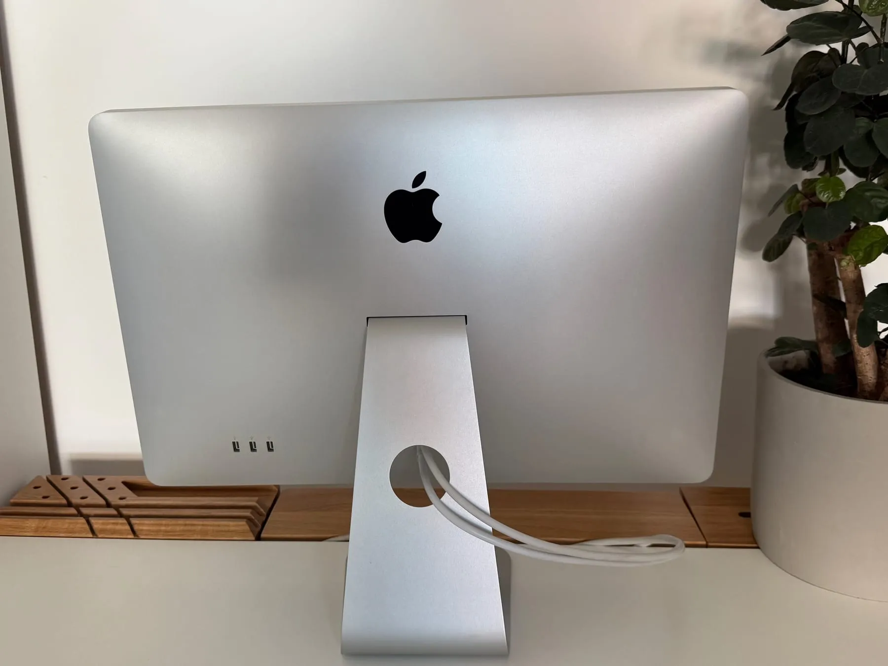 Apple LED Cinema Display 24-inch — rear