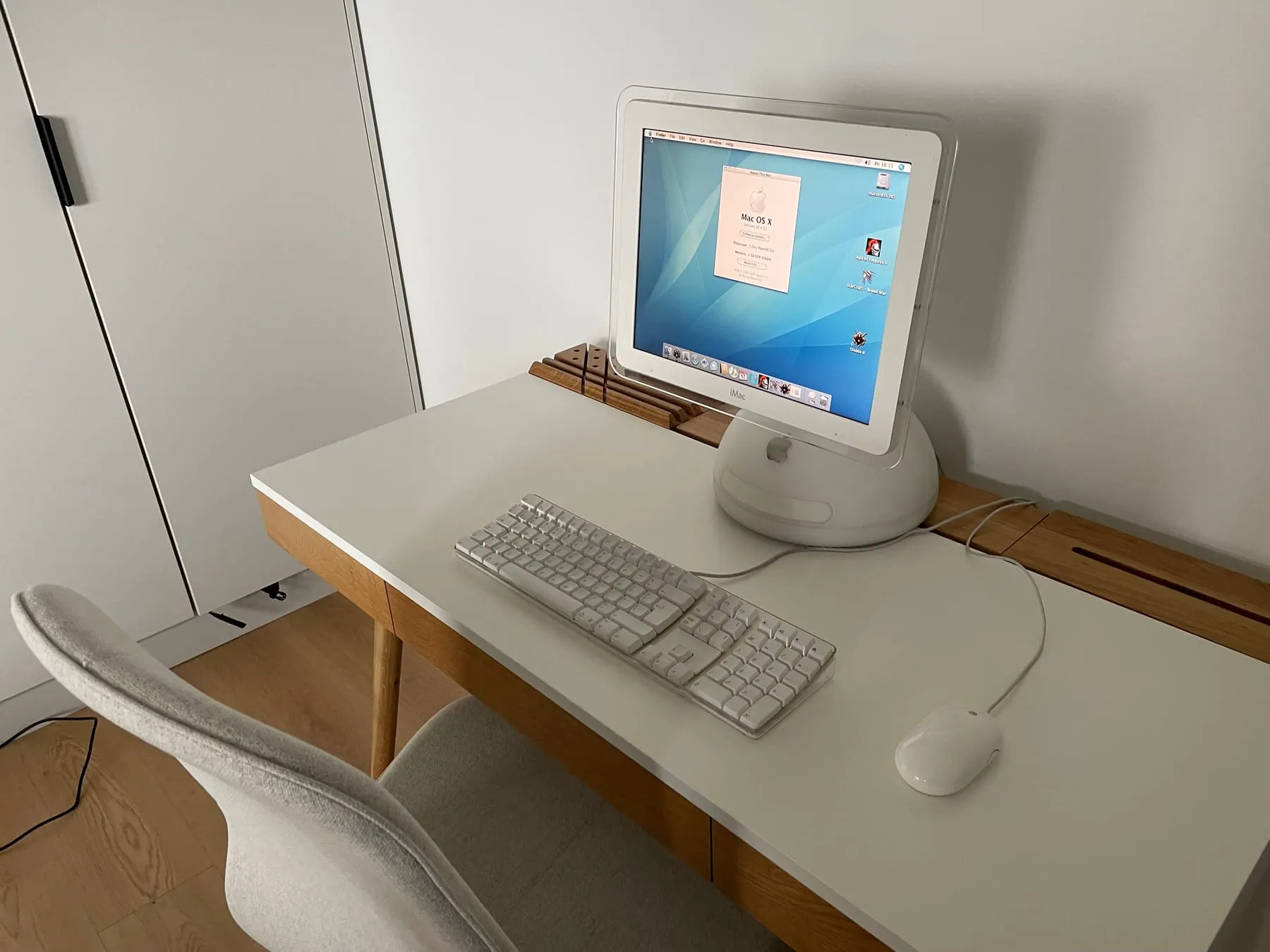 Apple iMac G4 15-inch — desk setup