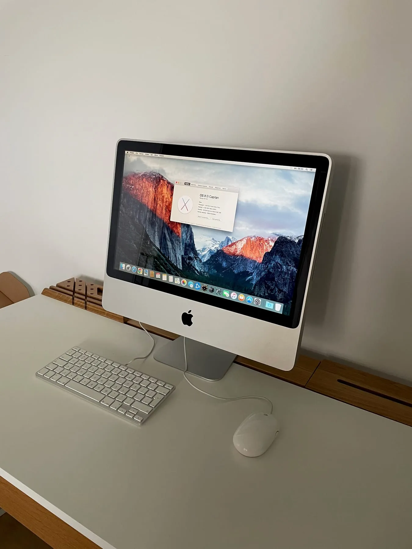 Apple iMac 20-inch (Early 2009) — desk setup