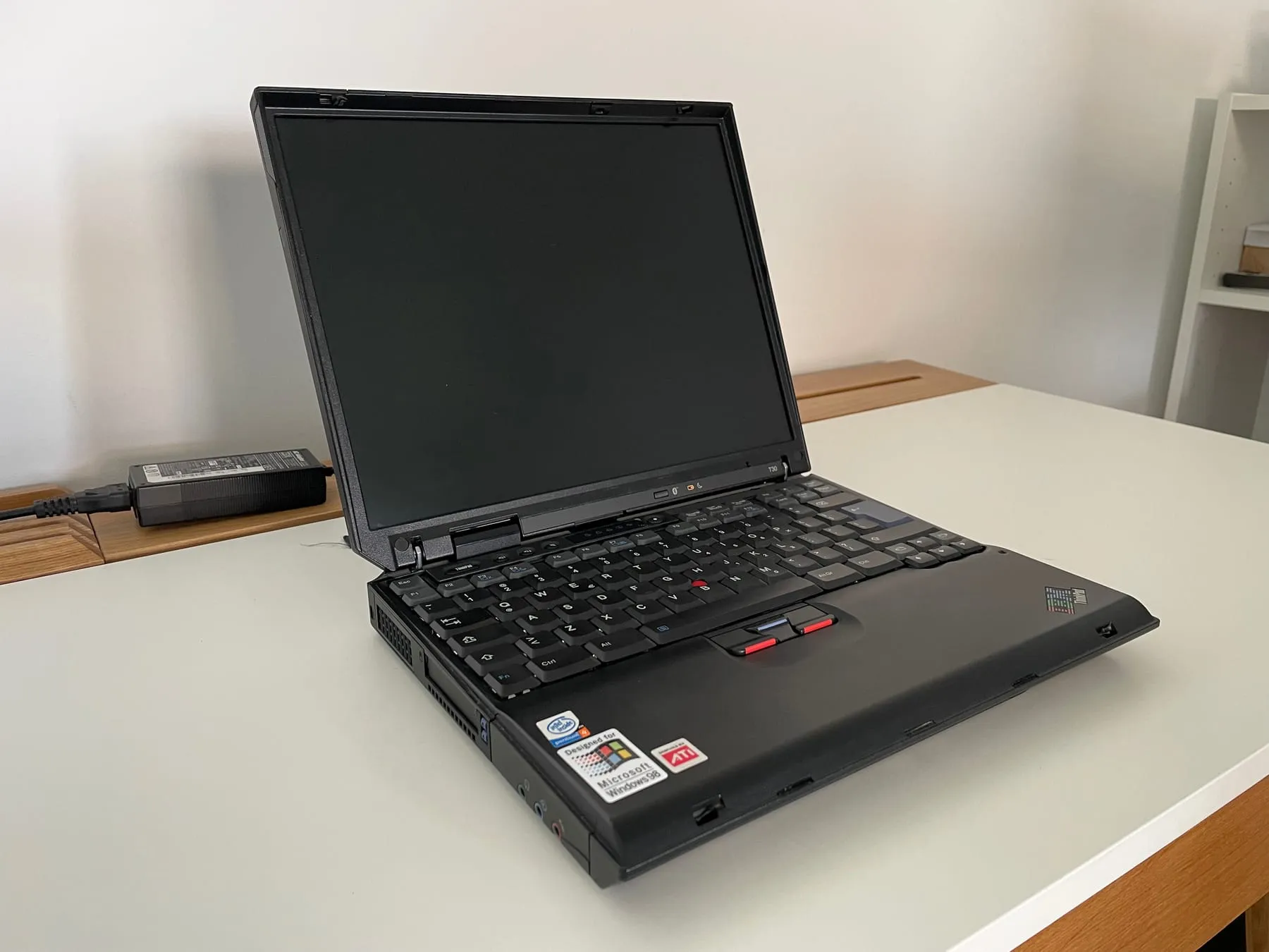 IBM ThinkPad T30 (Windows 98) — open