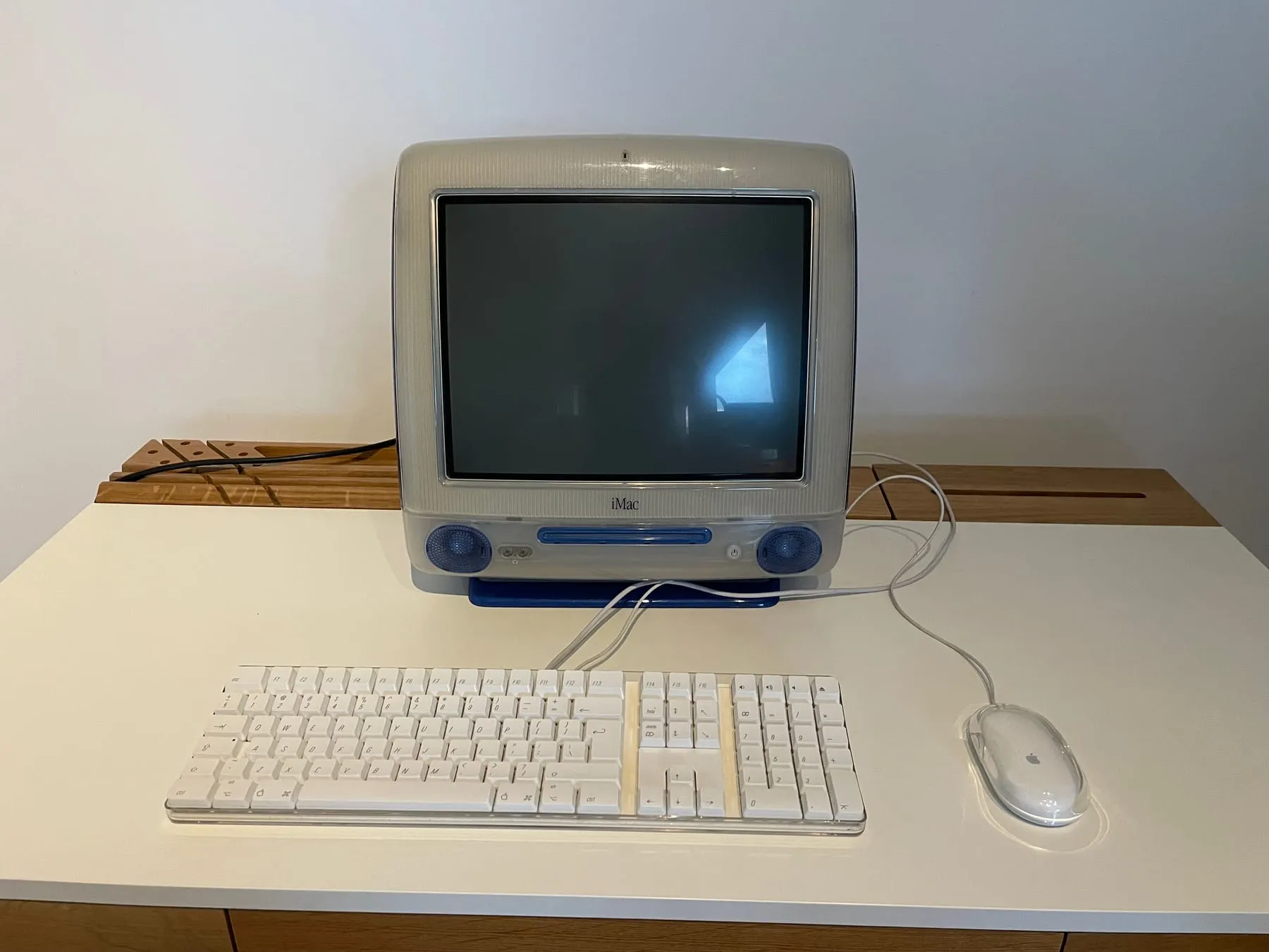 Apple iMac G3 350 Indigo — powered off