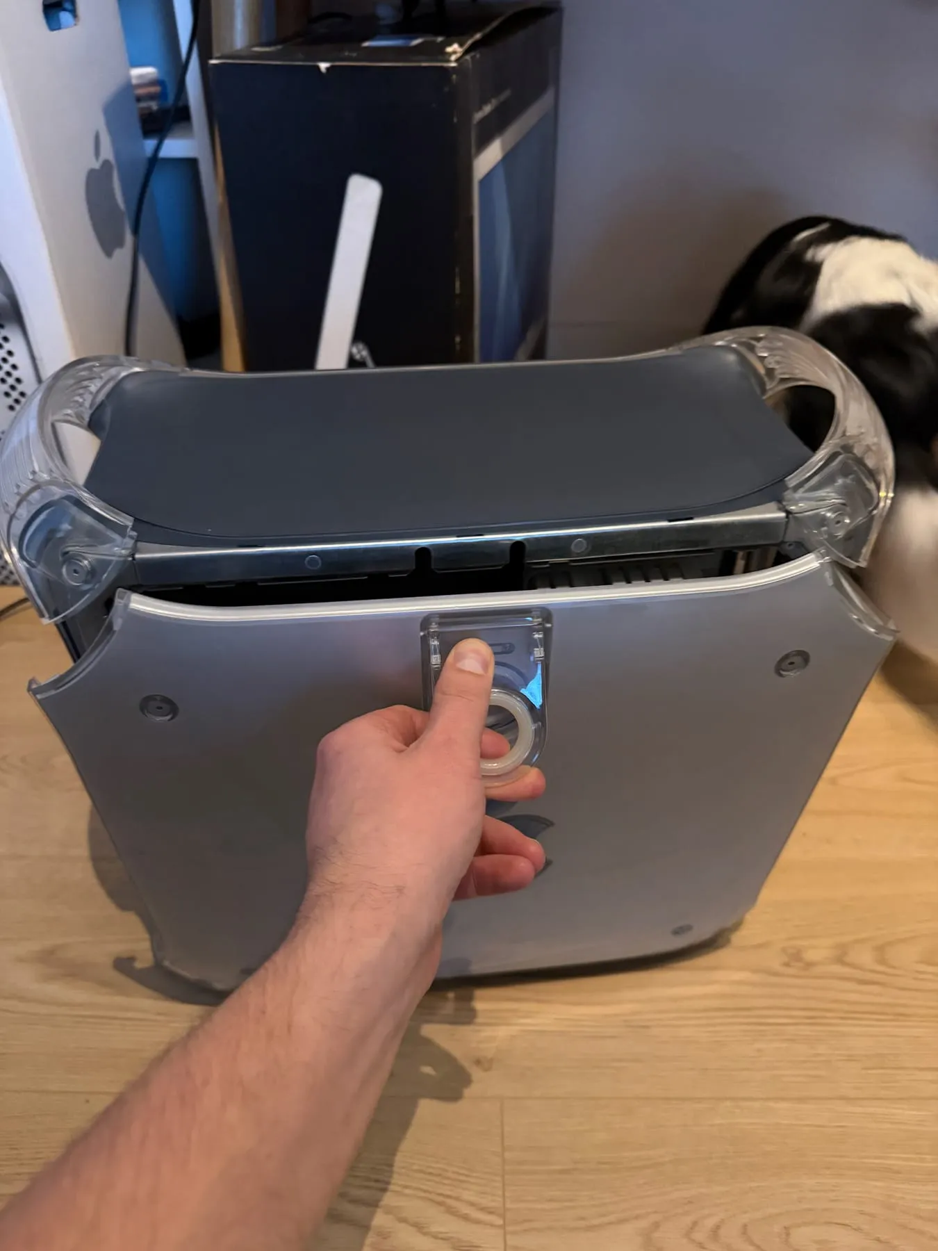 Apple Power Mac G4 667 MHz — side door