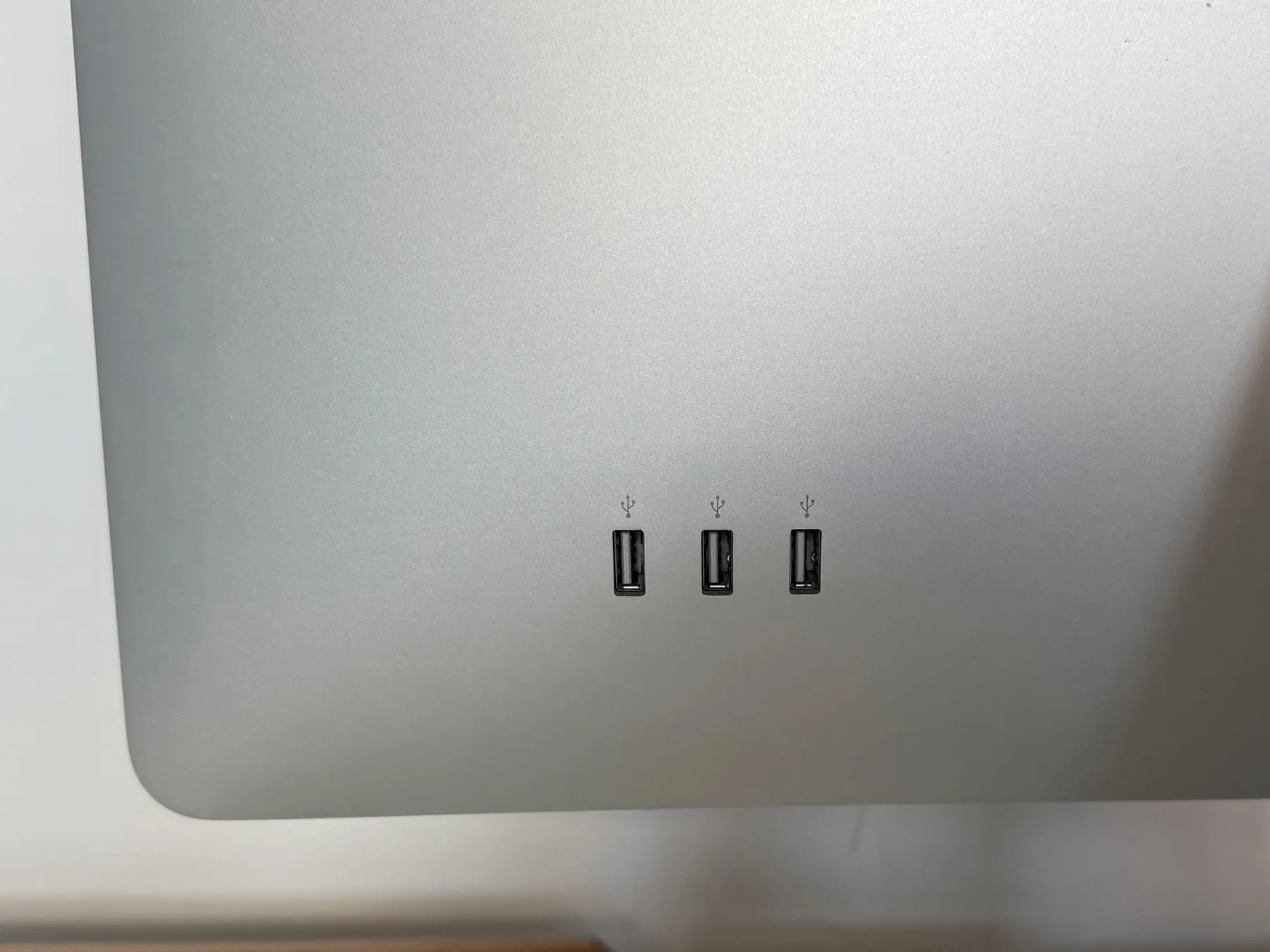 Apple LED Cinema Display 24-inch — usb ports