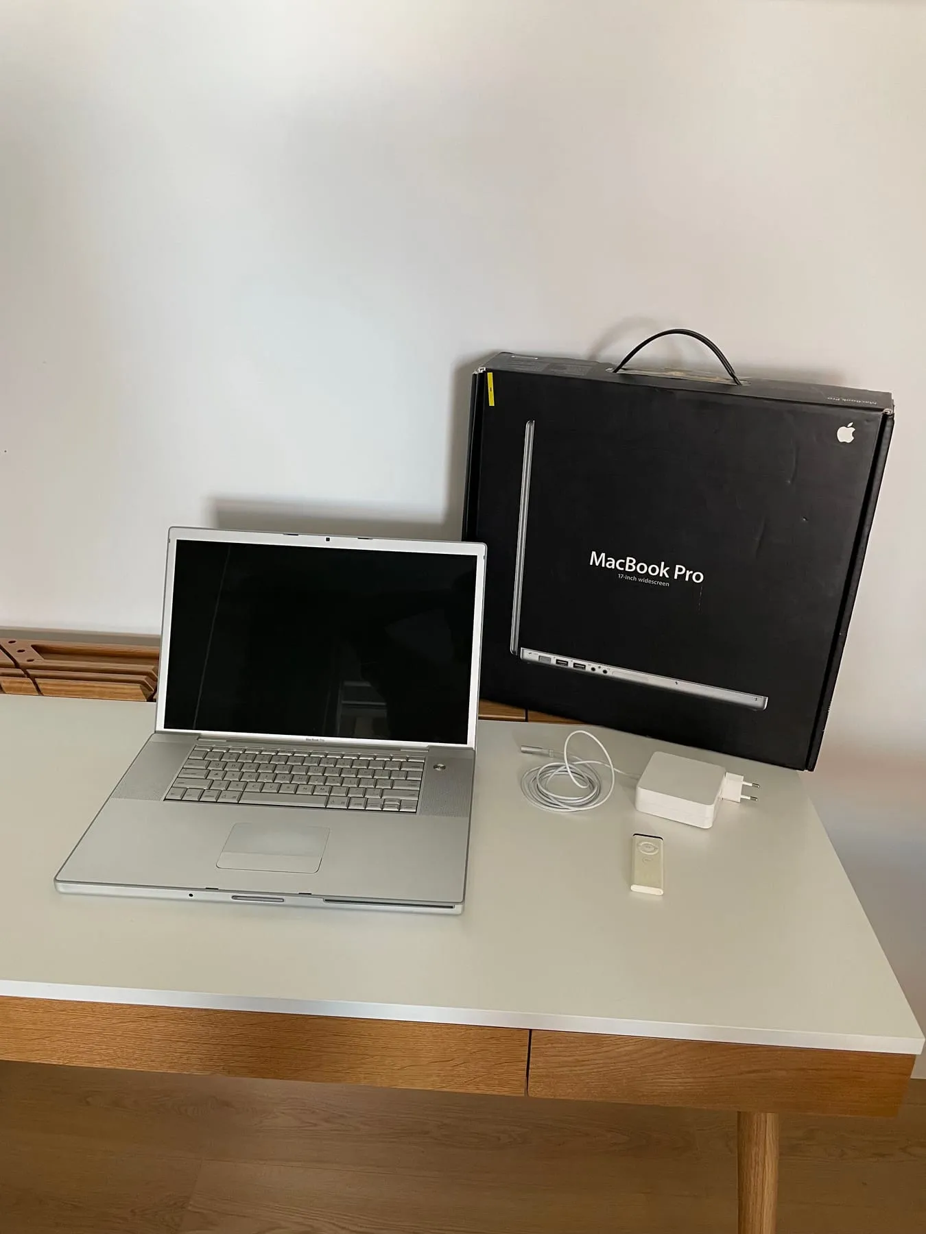 Apple MacBook Pro 17-inch — with box
