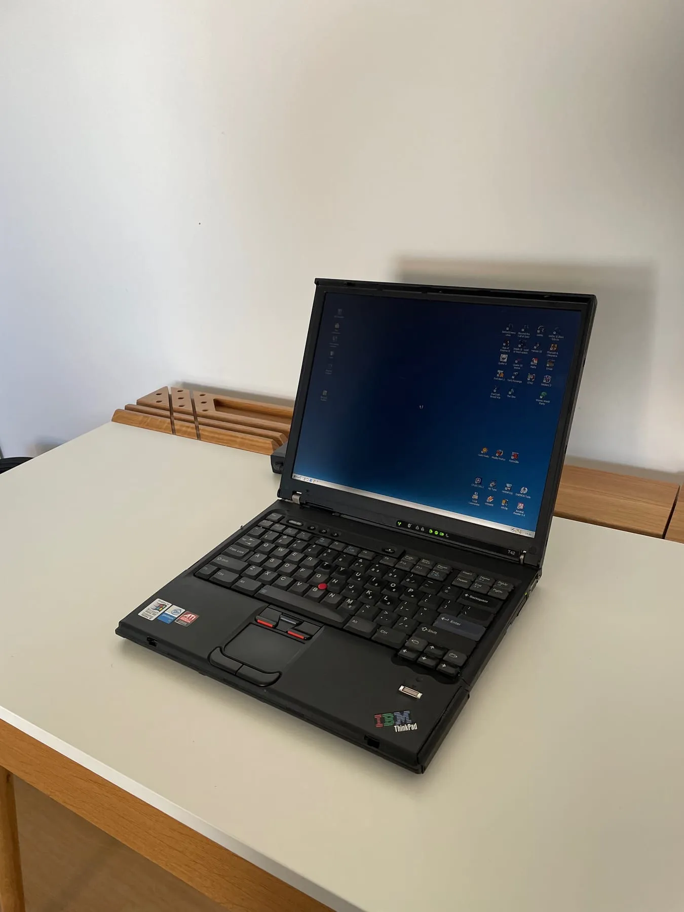 IBM ThinkPad T42 1.8 GHz — angle