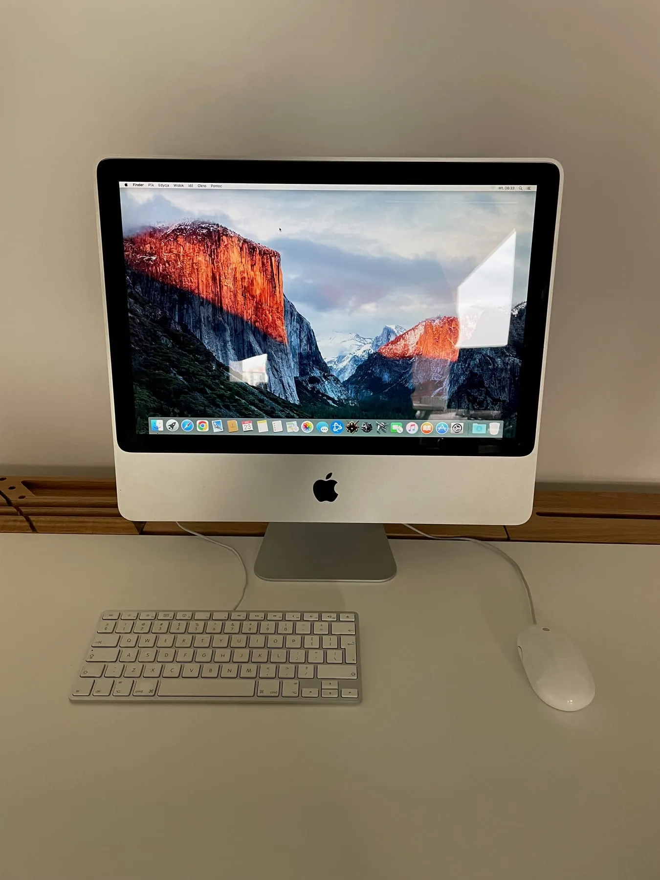 Apple iMac 20-inch (Early 2009) — angle