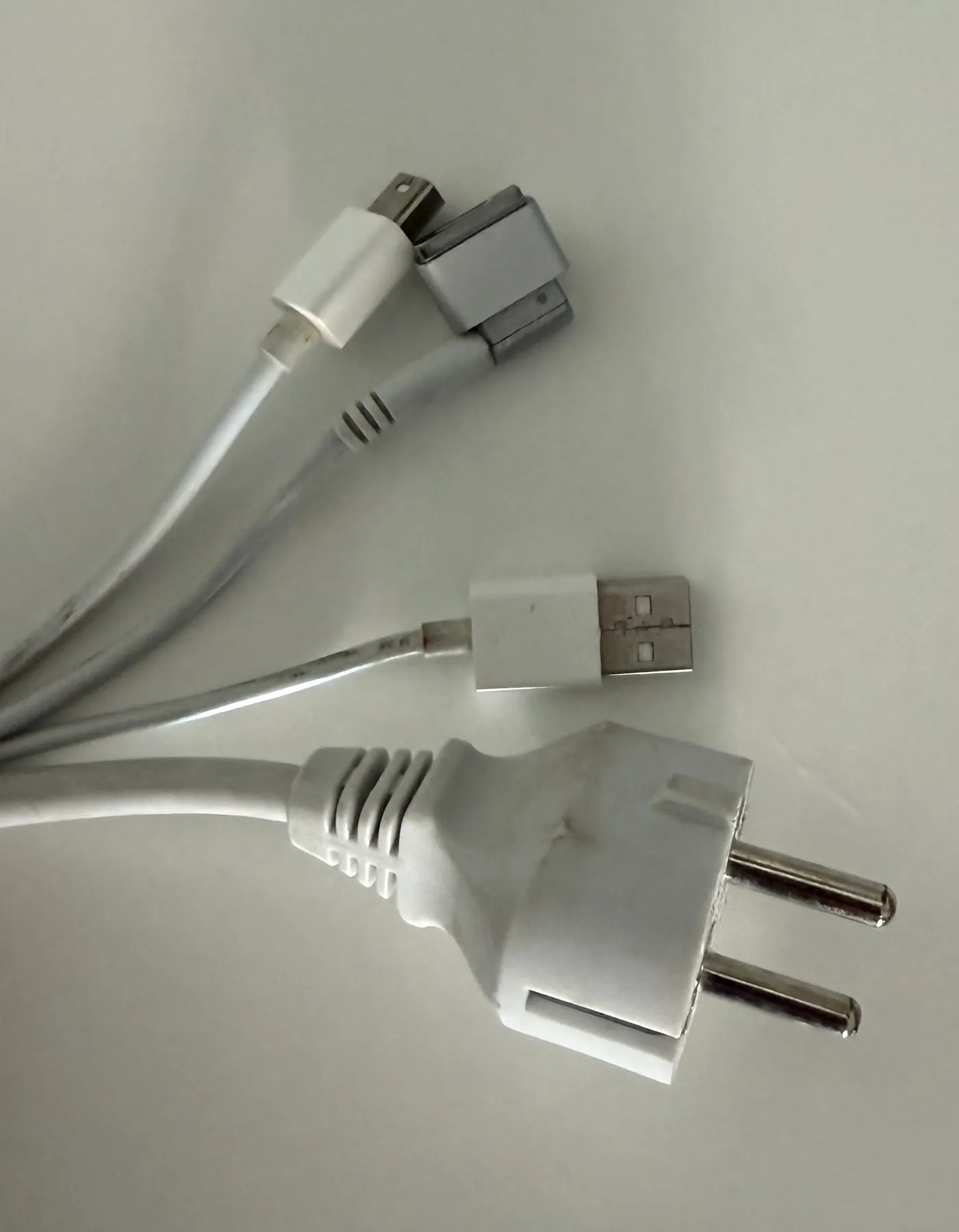 Apple LED Cinema Display 24-inch — cables