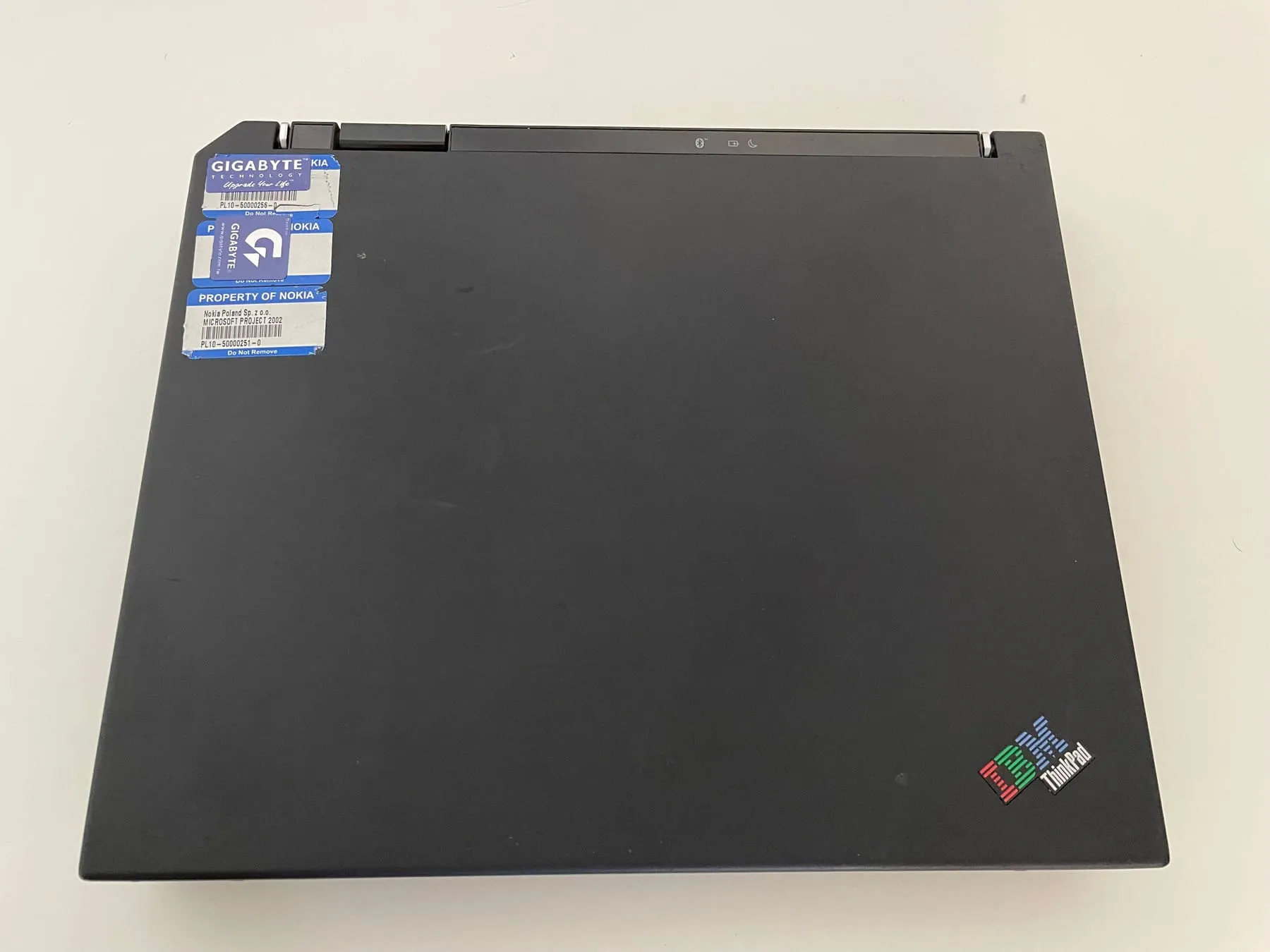 IBM ThinkPad T30 (Windows 98) — lid